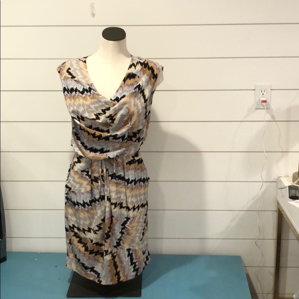 Jessica Simpson sleeveless vneck tie waisted dress